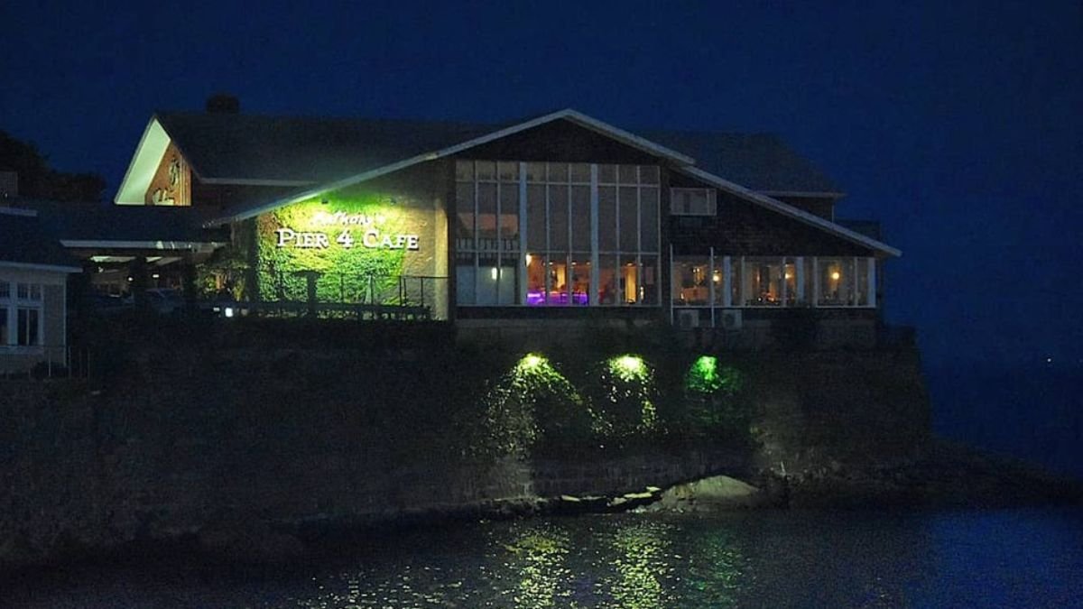 Anthony's Pier 4 Cafe restaurant in Swampscott, United States