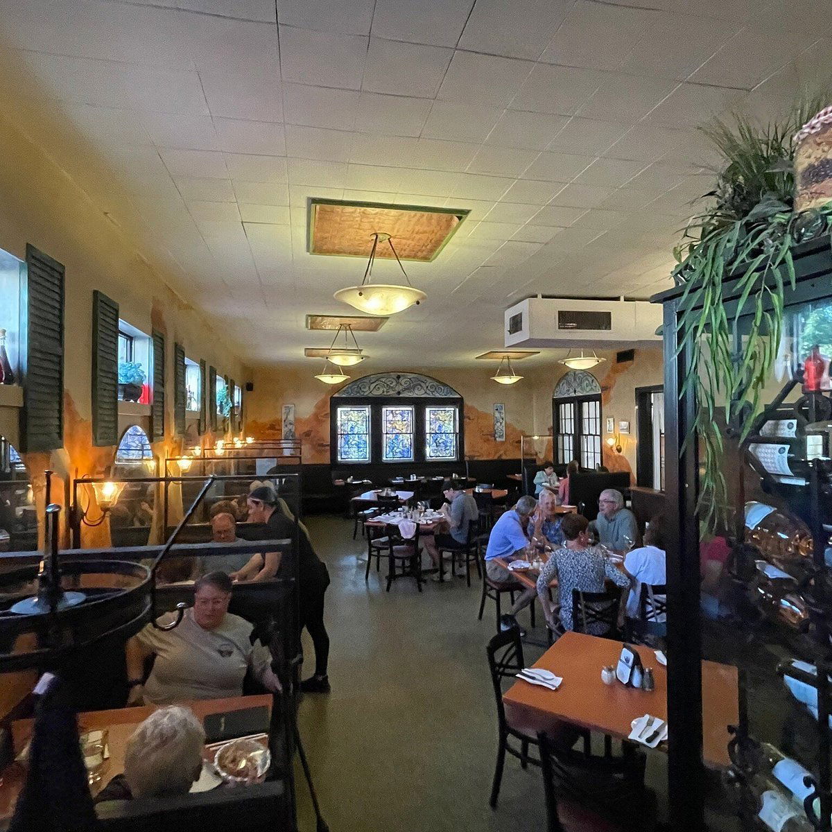 Pompilios, Restaurant in Newport
