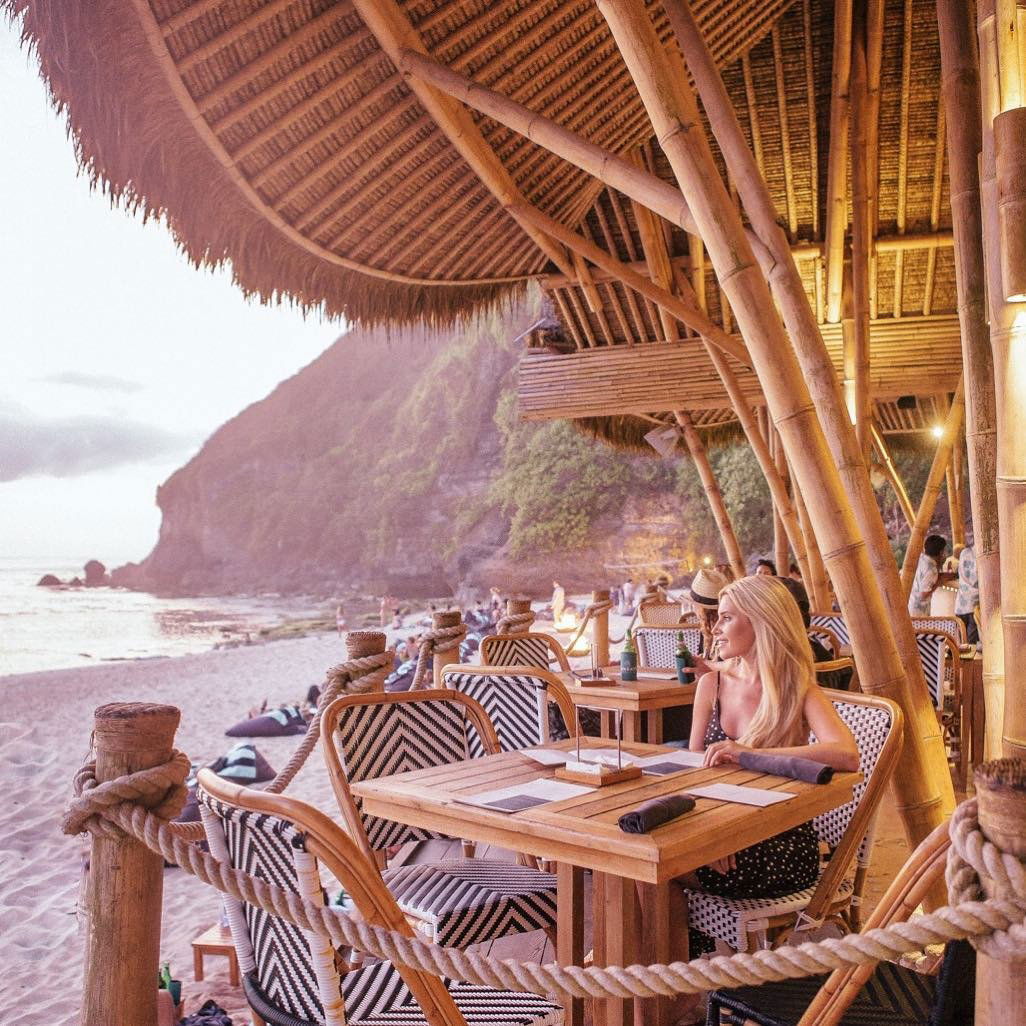 Sundays Beach Club, Restaurant in Ungasan