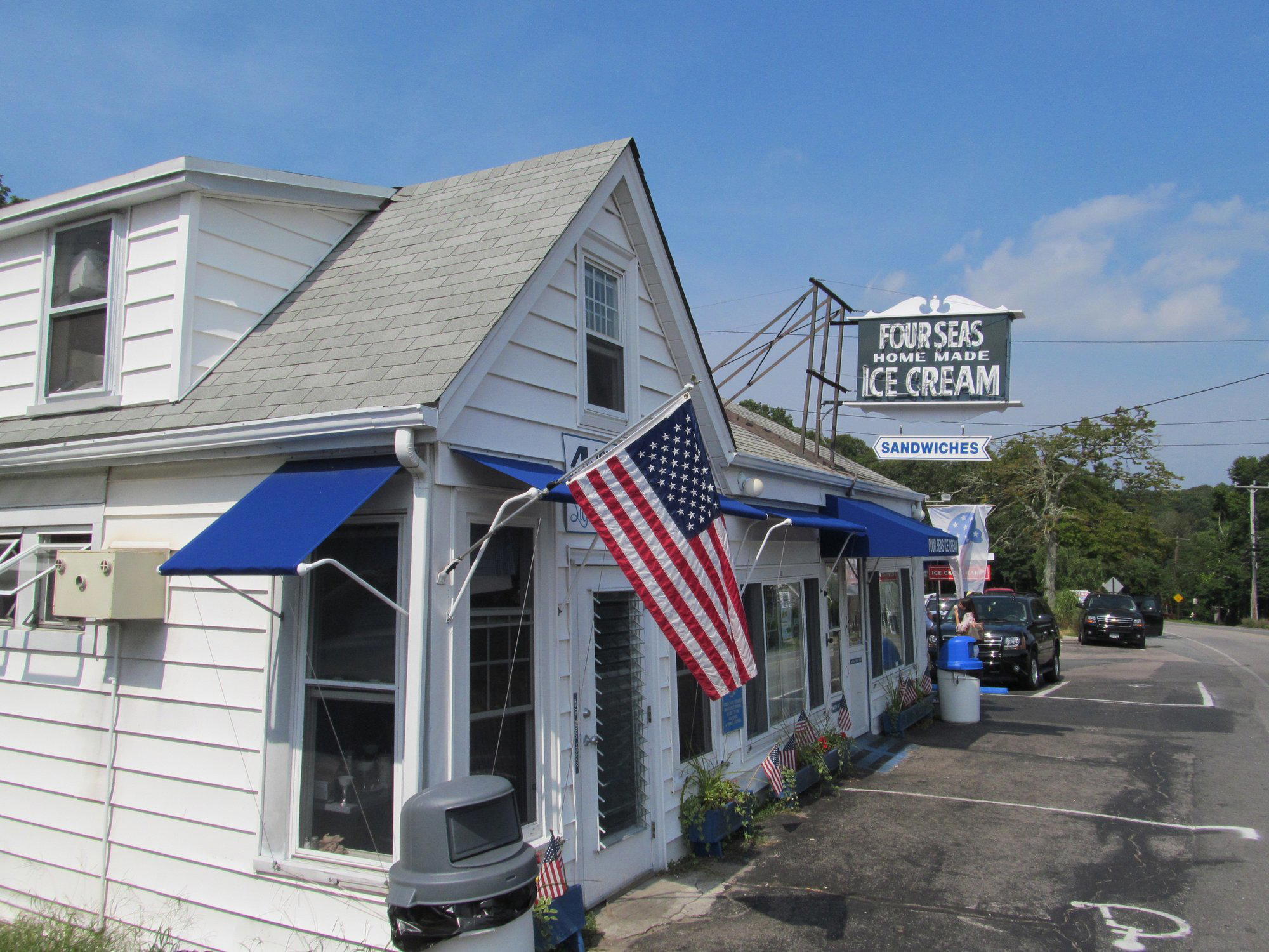 Four Seas Ice Cream restaurant in Centerville