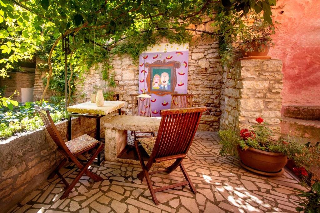 "Kamene priče" rooms, music and food