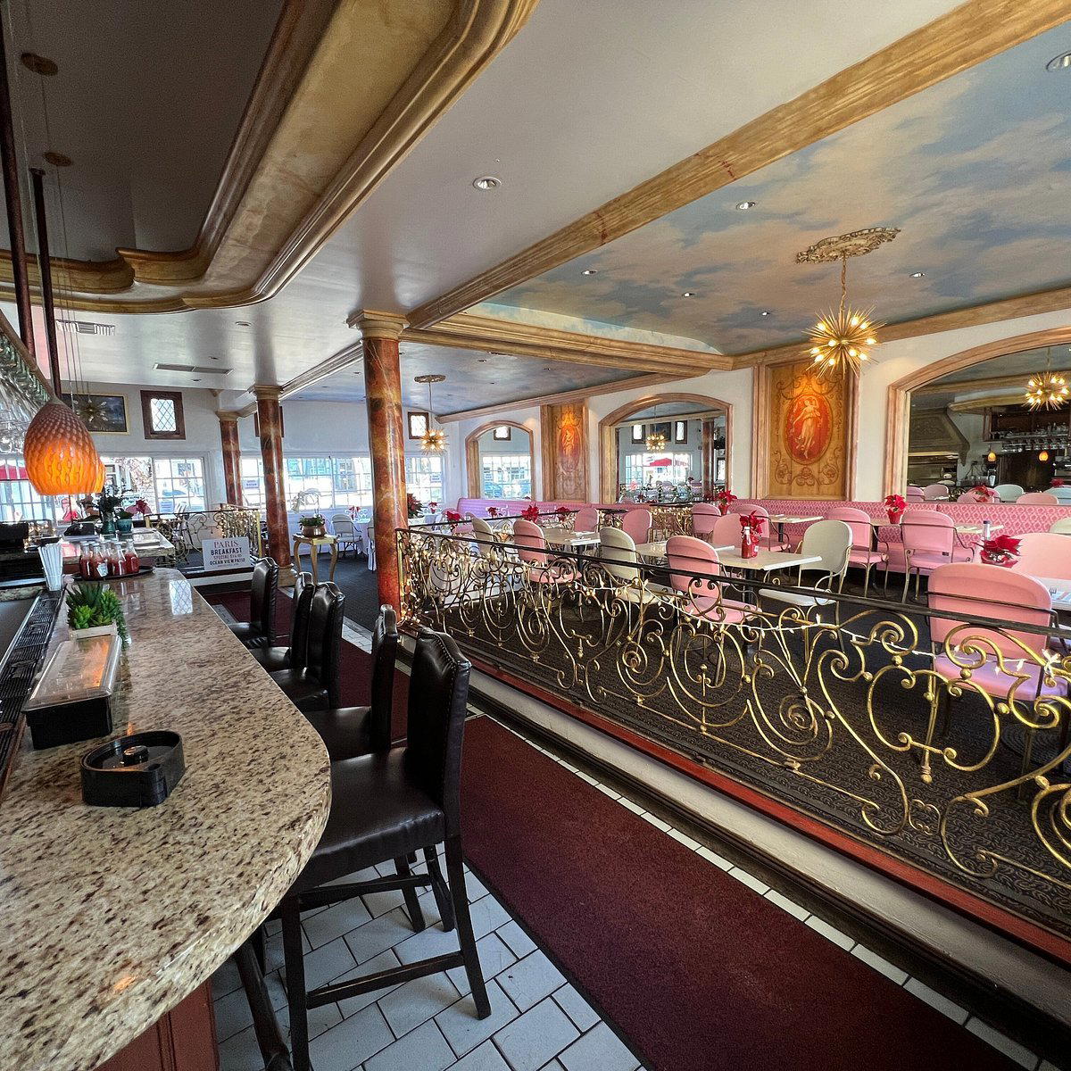 C'est La Vie restaurant in Laguna Beach, United States
