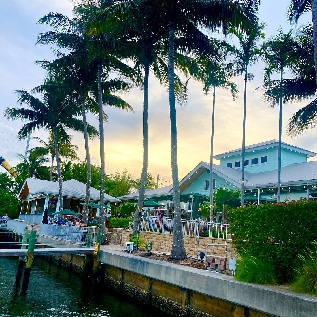 Frigate's Waterfront Bar & Grill