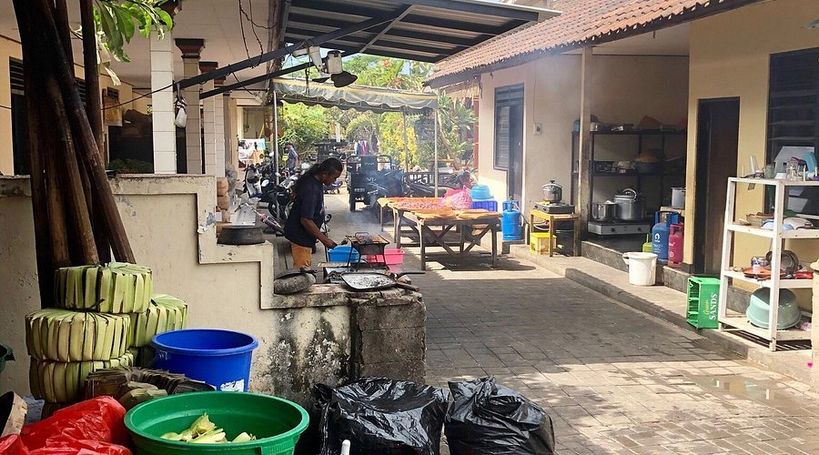 Warung Babi Guling Sari Dewi Bp. Dobil, Badung, Indonesia
