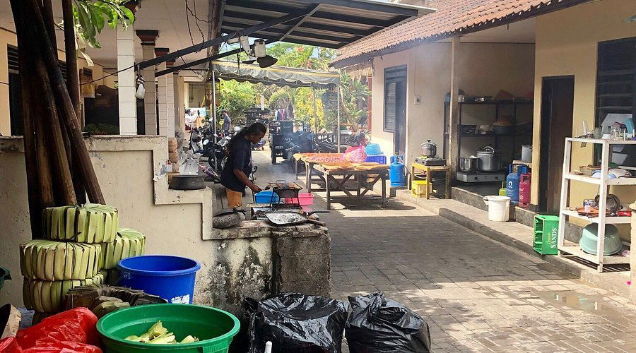 Warung Babi Guling Sari Dewi Bp. Dobil, Restaurant in Badung