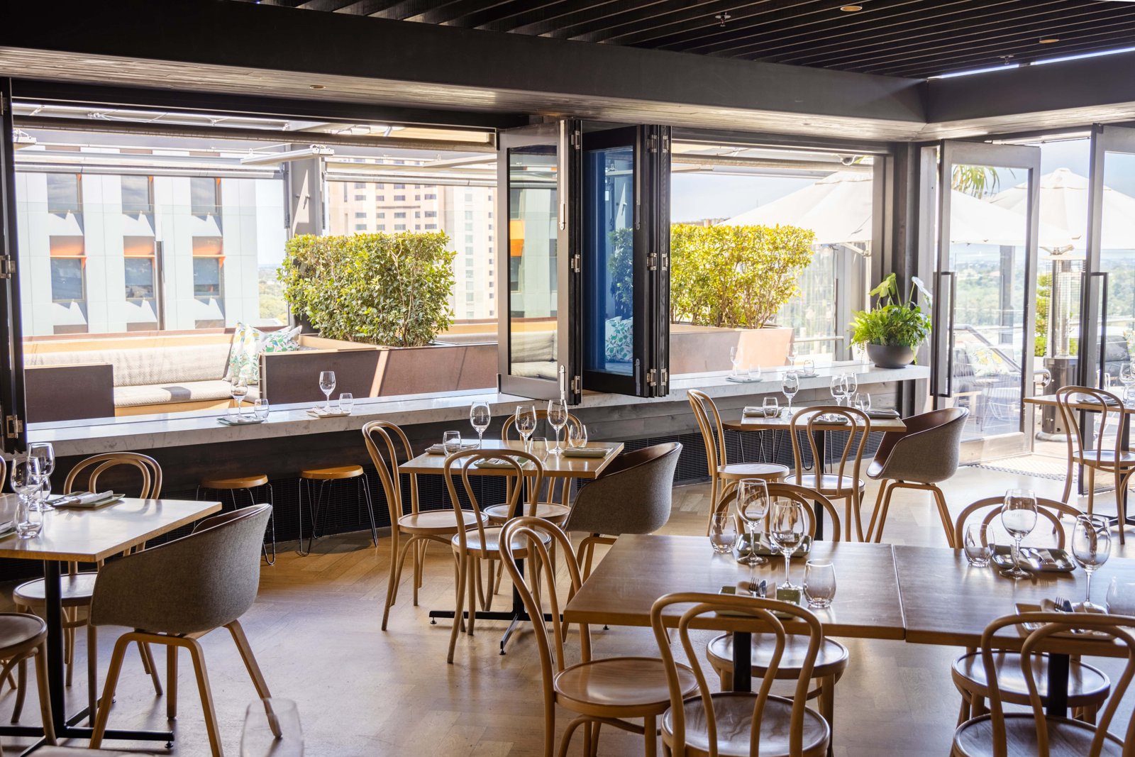 2KW Bar & Restaurant
