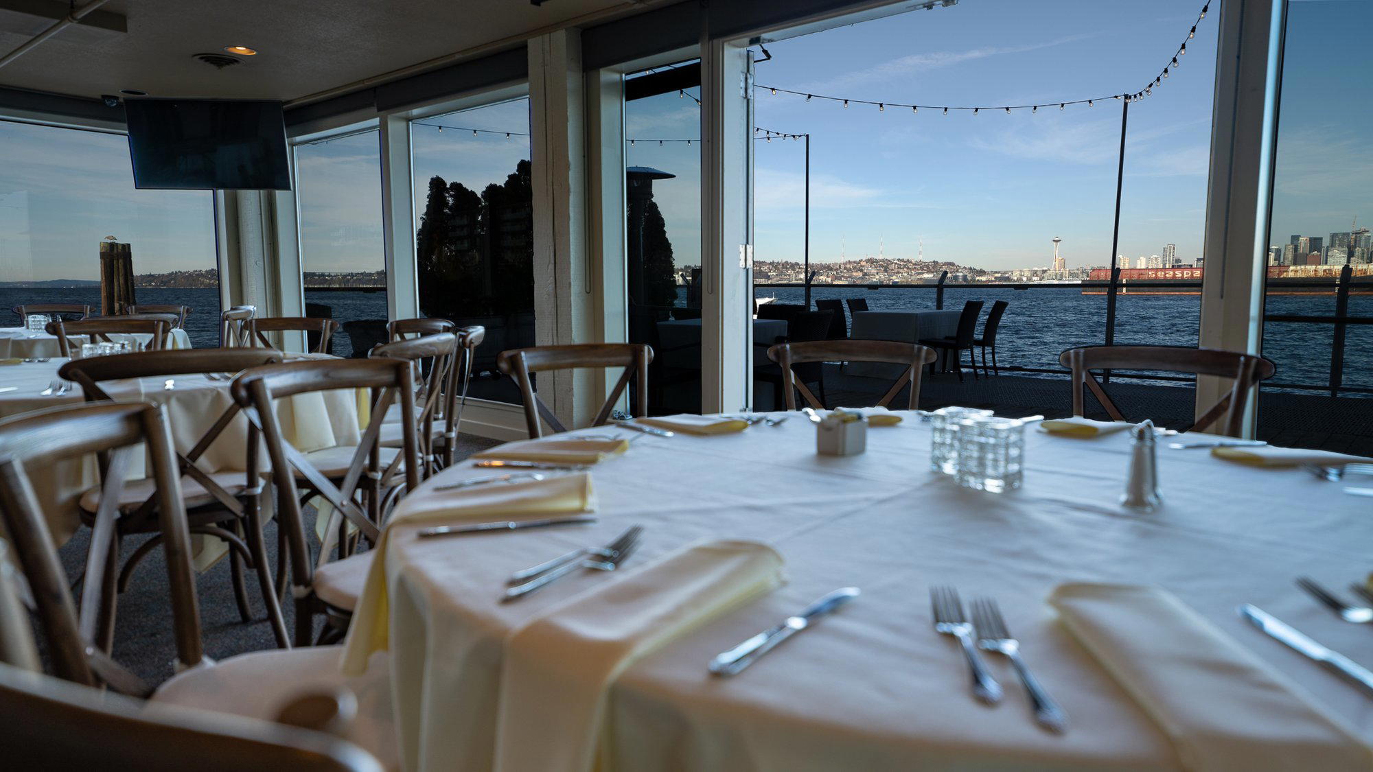 Salty's on Alki restaurant in Seattle, United States