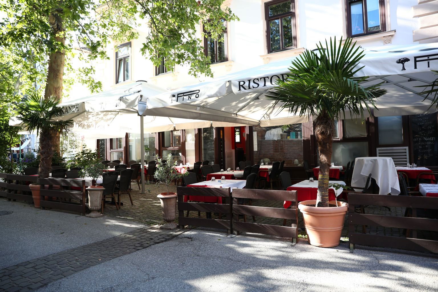 Pino, Restaurant in Modling
