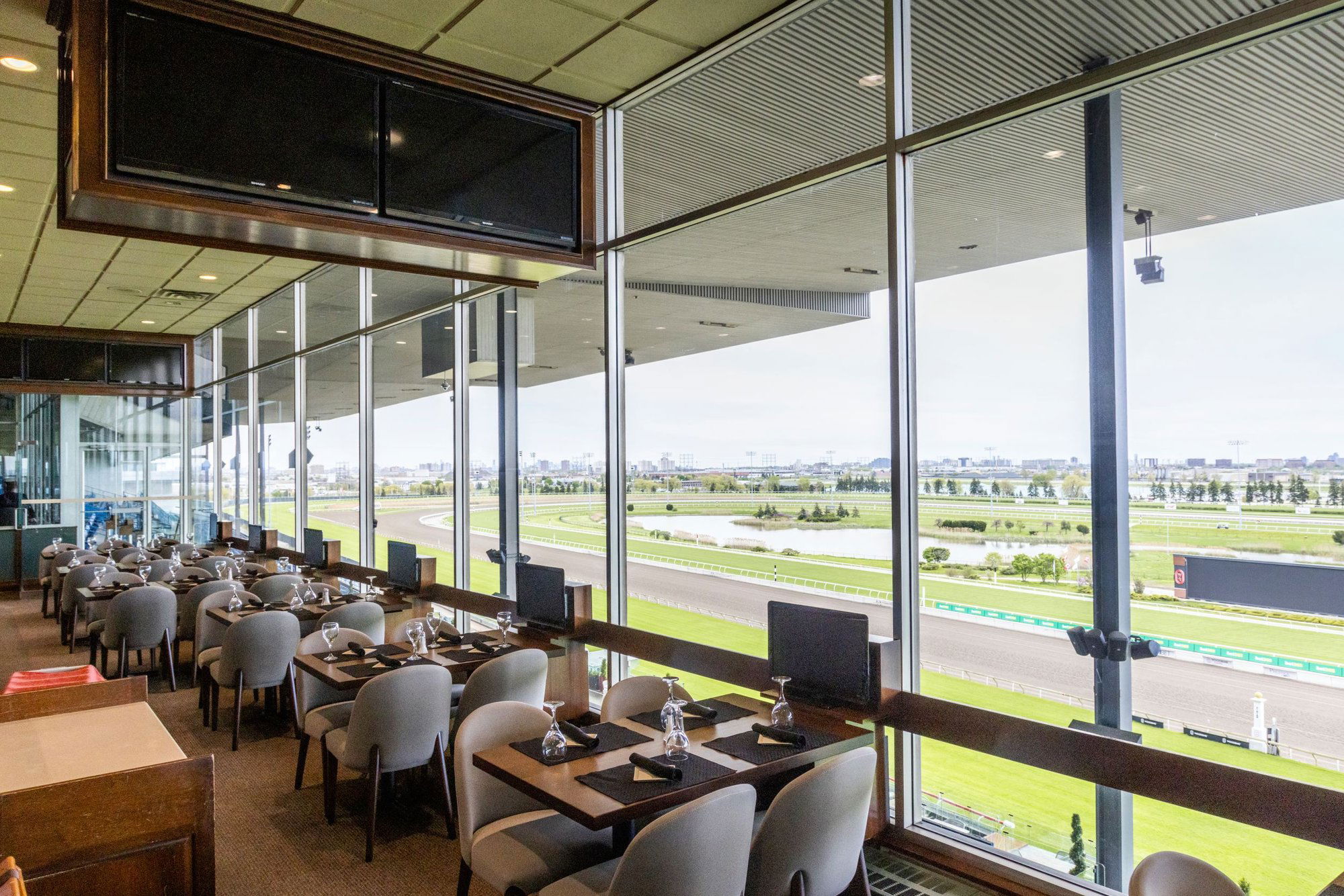 Woodbine Club Restaurant, Restaurant in Etobicoke