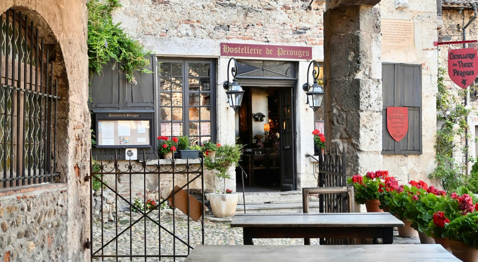 Hostellerie de Pérouges, Restaurant in Perouges