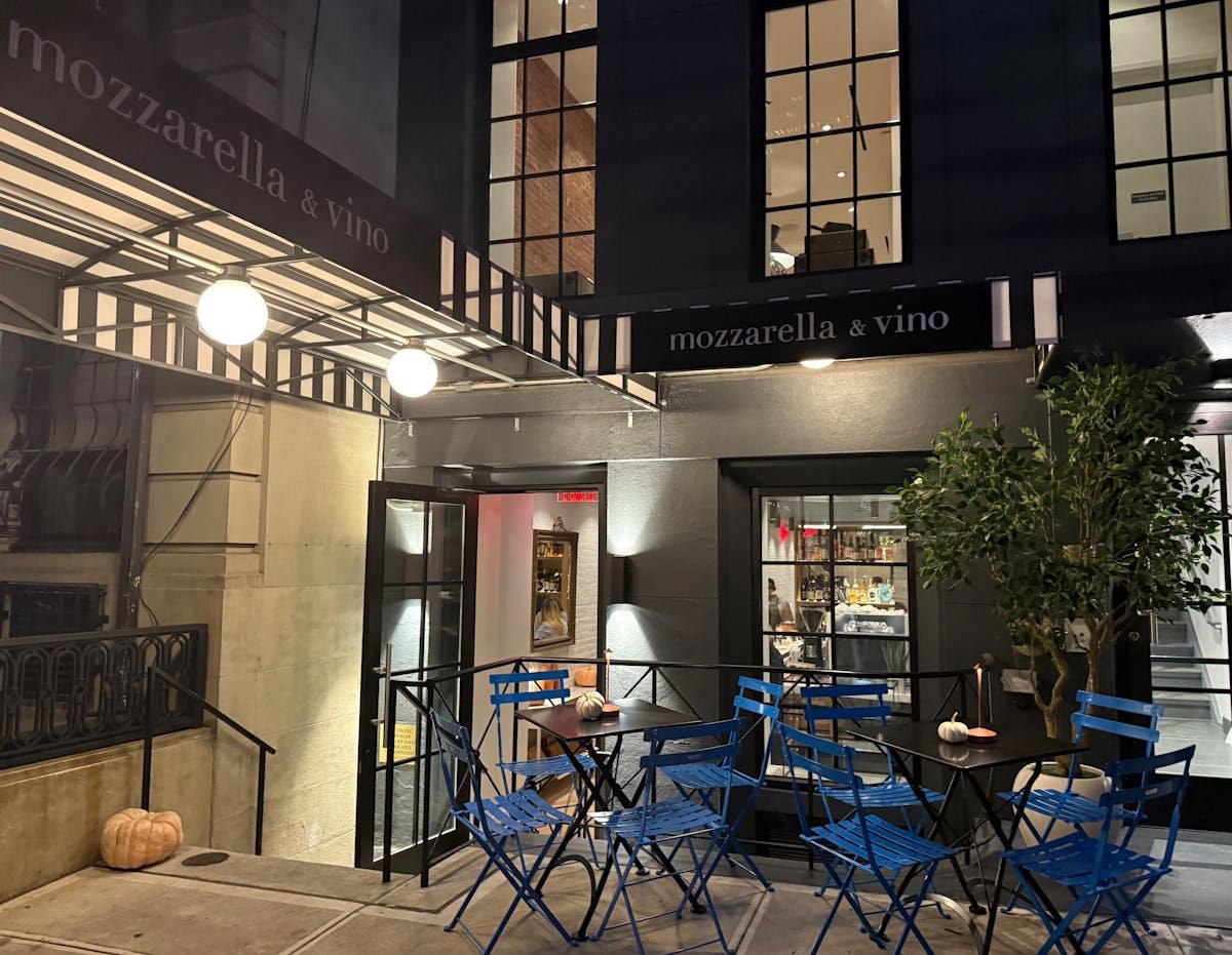 Mozzarella & Vino restaurant in New York City, United States