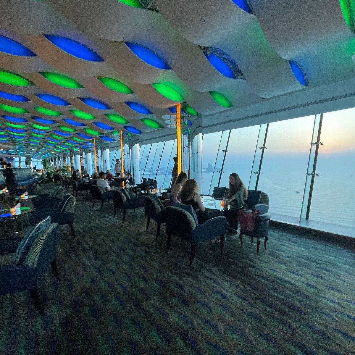 Sky View Bar Afternoon, Restaurant in Dubai