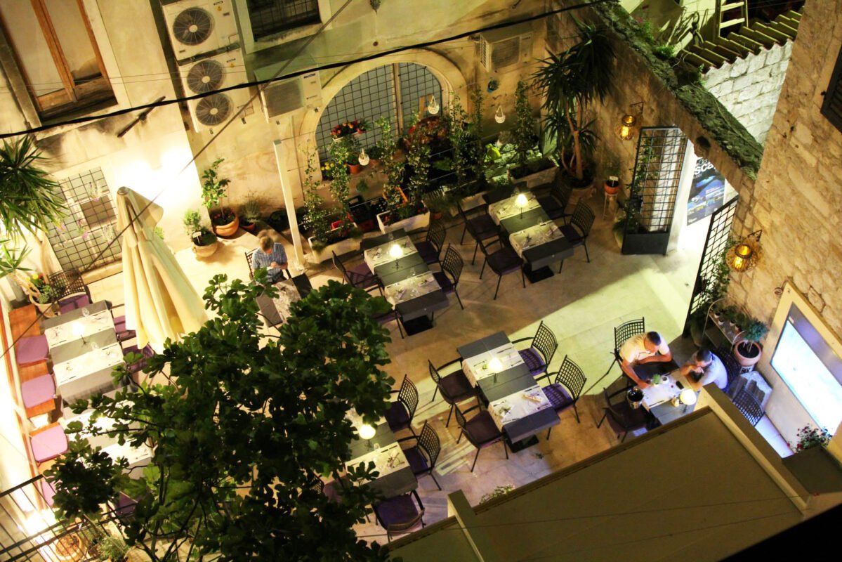 Marulićeva ul. 1, Restaurant in Split