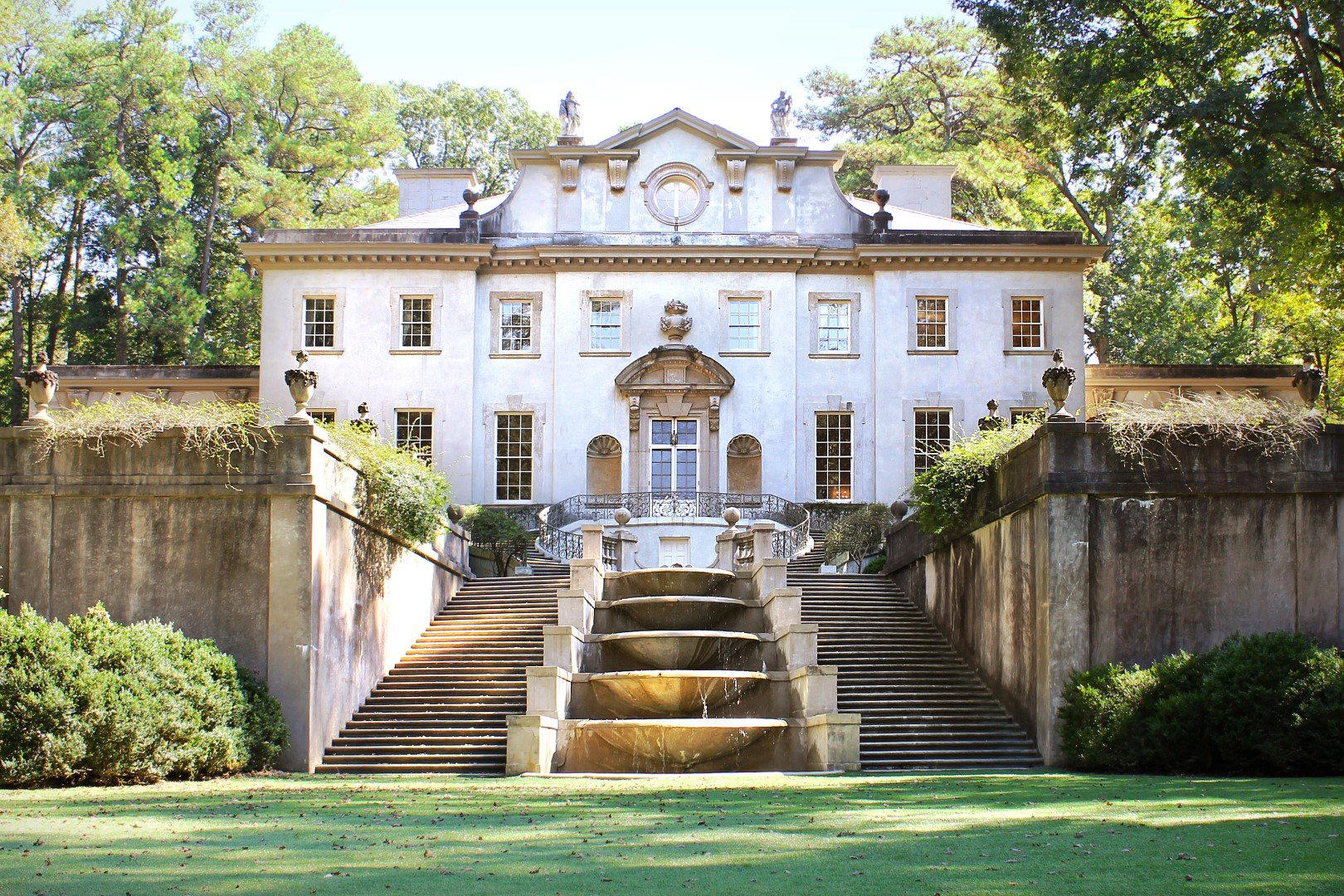 Swan Coach House restaurant in Atlanta, United States