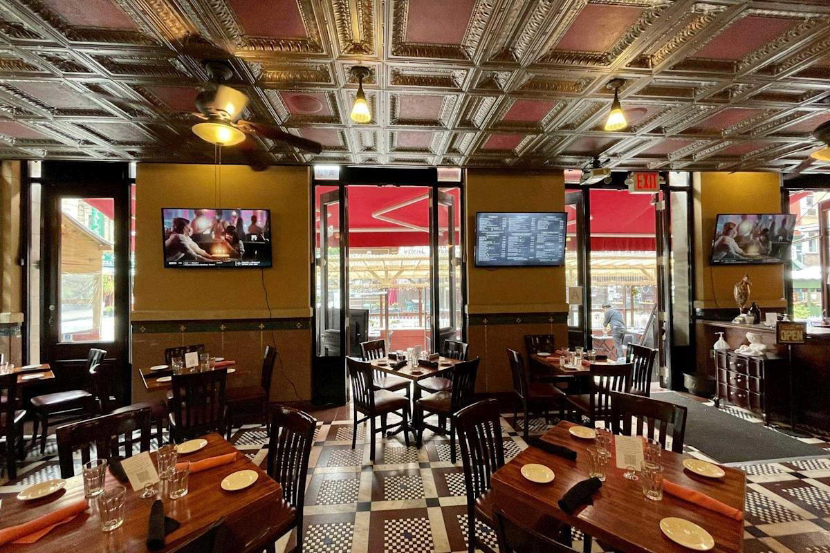 Grotta Azzurra restaurant in New York City, United States