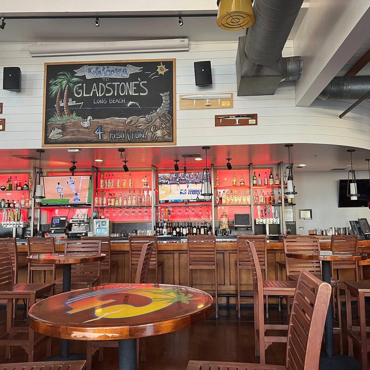 Gladstone's restaurant in Long Beach, United States