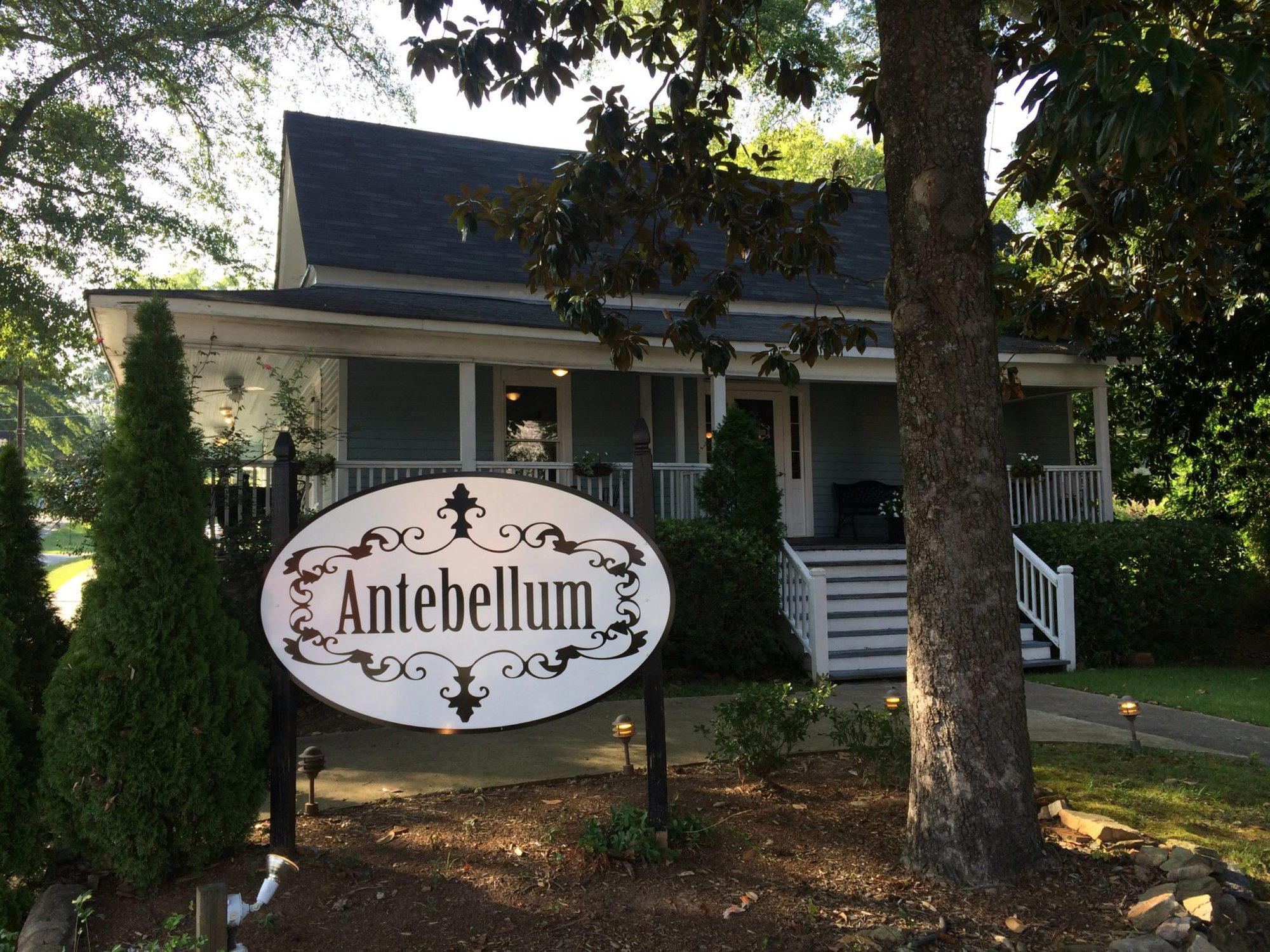 Antebellum restaurant in Flowery Branch, United States
