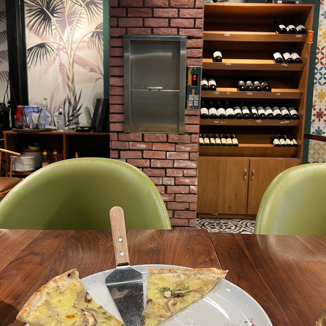 Lee's Pizza House restaurant in A Lat, Vietnam