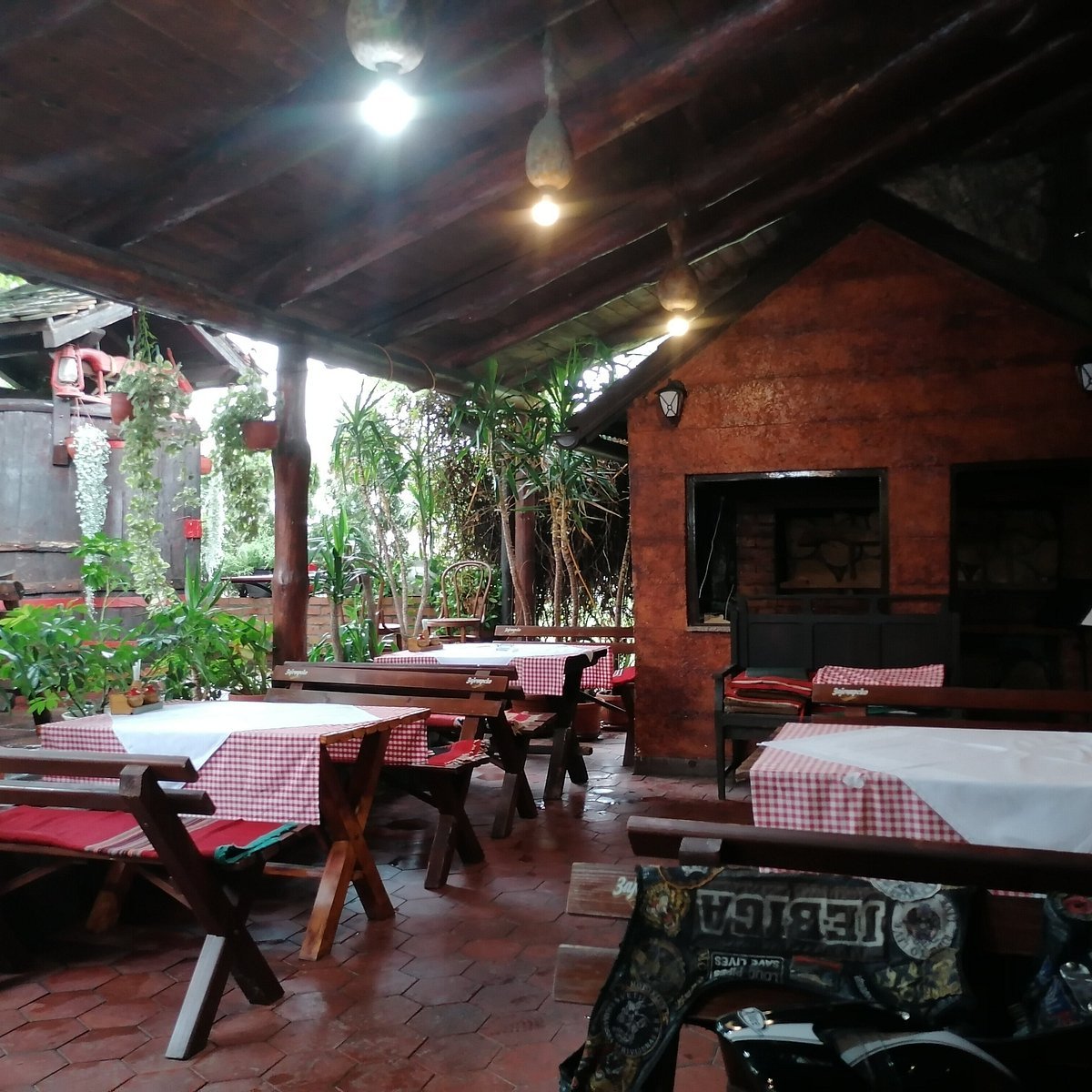 Pecenjara Mali Hrast restaurant in Aran Elovac, Serbia