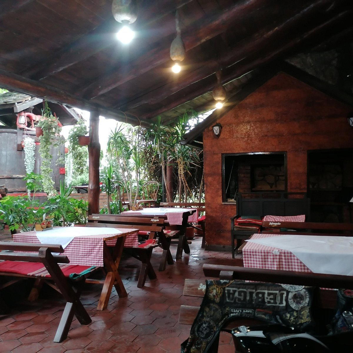 Pecenjara Mali Hrast restaurant in Aran Elovac, Serbia