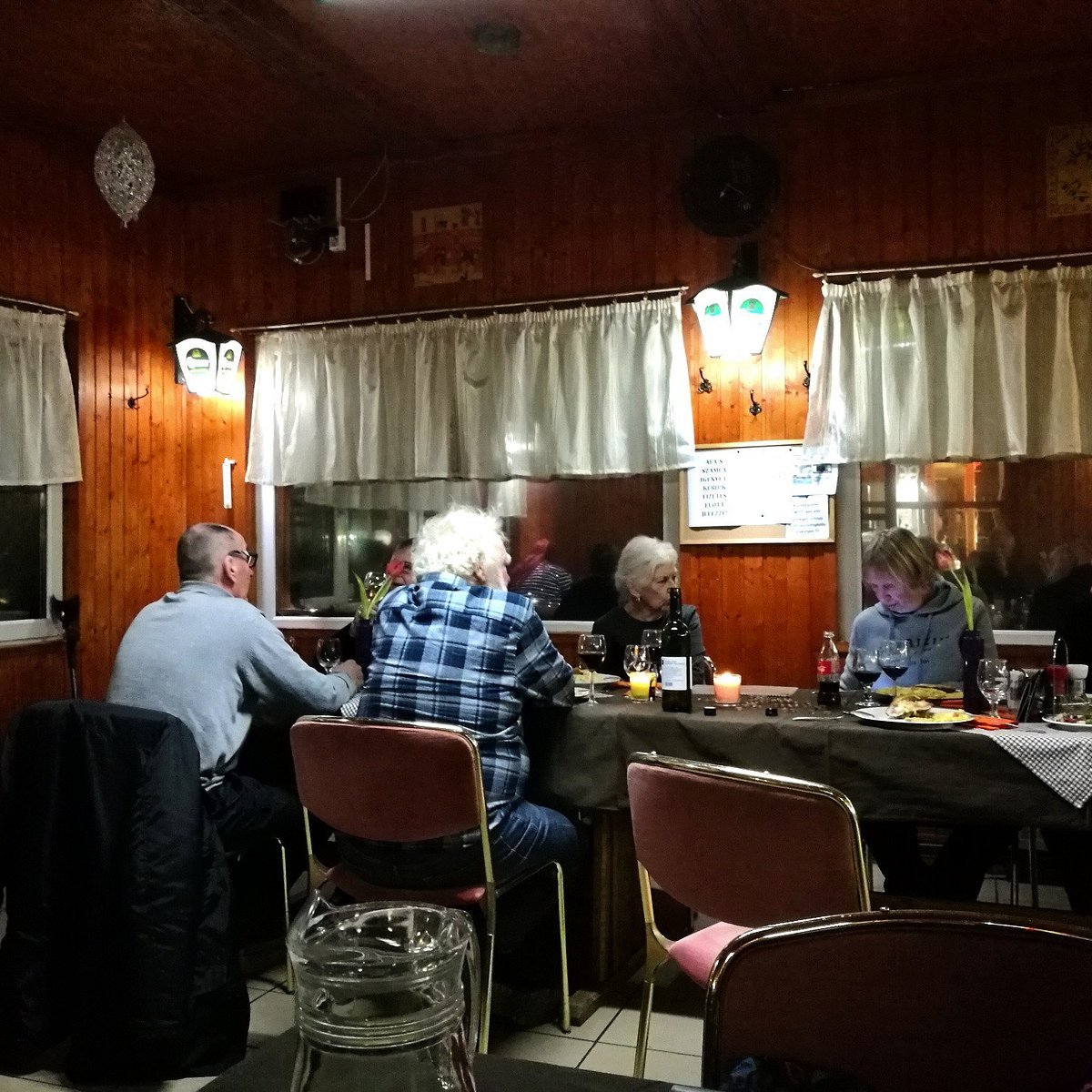 Kőlyuki Betérő restaurant in Manfa