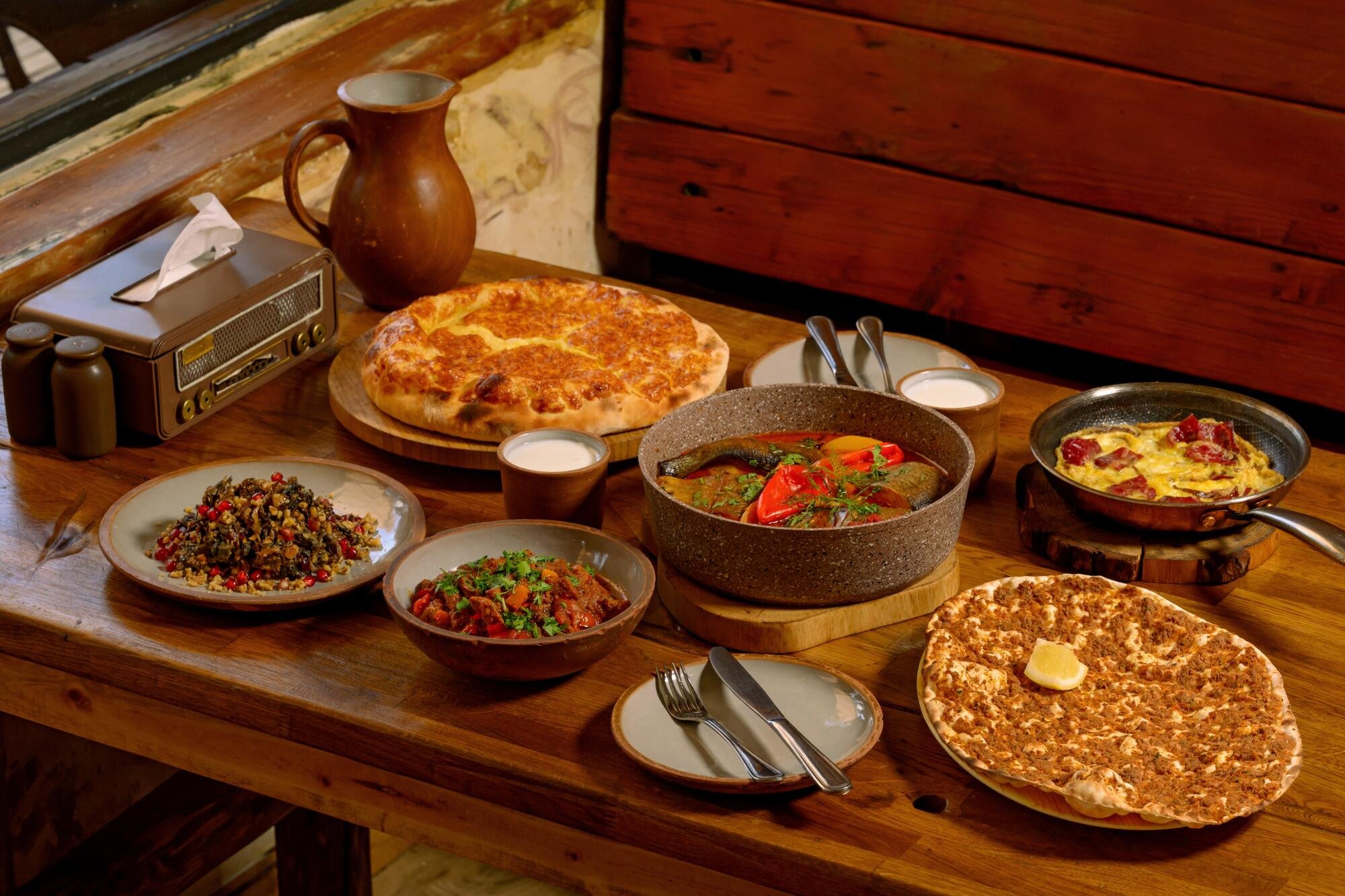 Tun Lahmajo restaurant in Los Angeles, United States