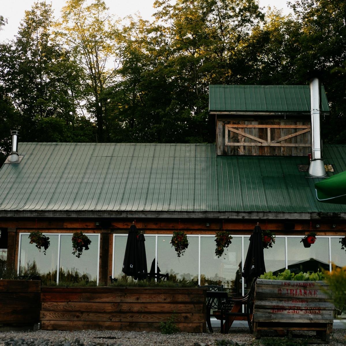 LA CABANE D’À CÔTÉ, Restaurant in Mirabel