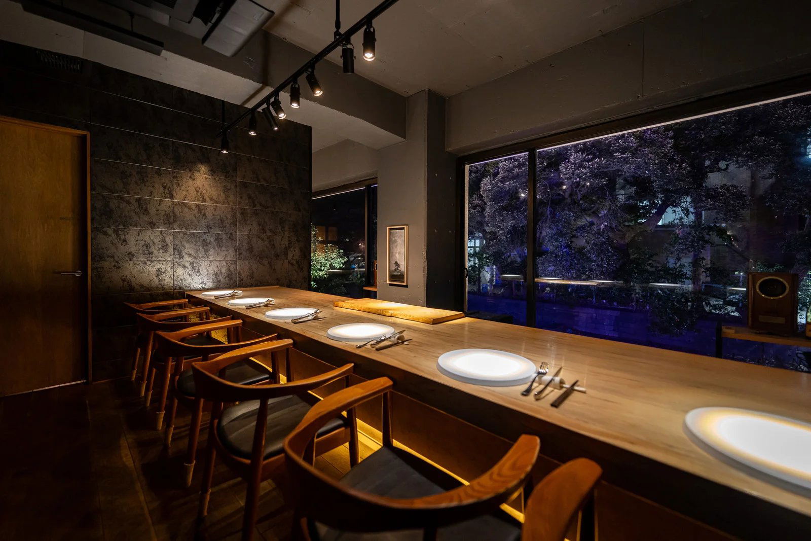 τρεῖς, Restaurant in Tokyo