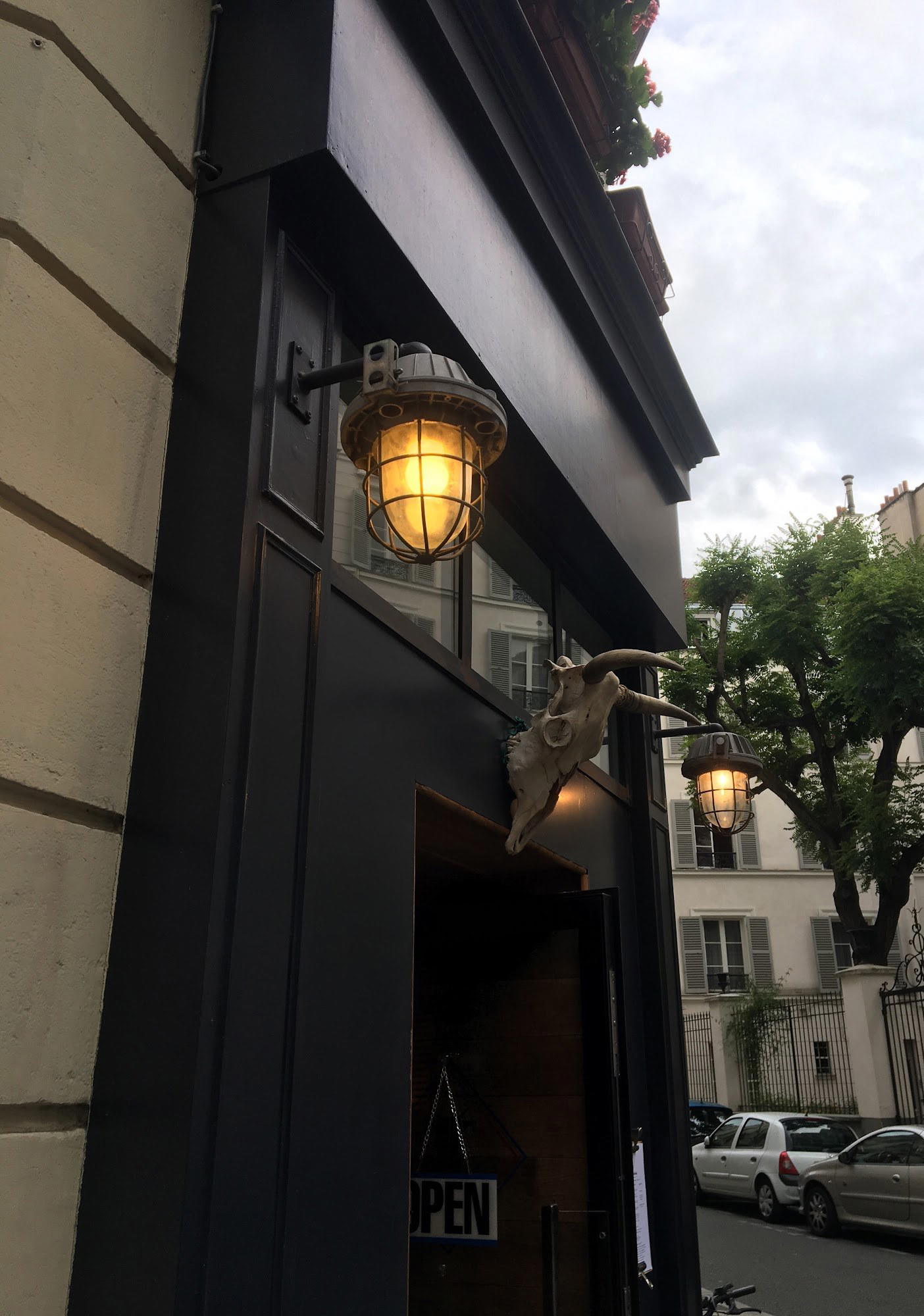 Le Boeuf Volant restaurant in Paris, France
