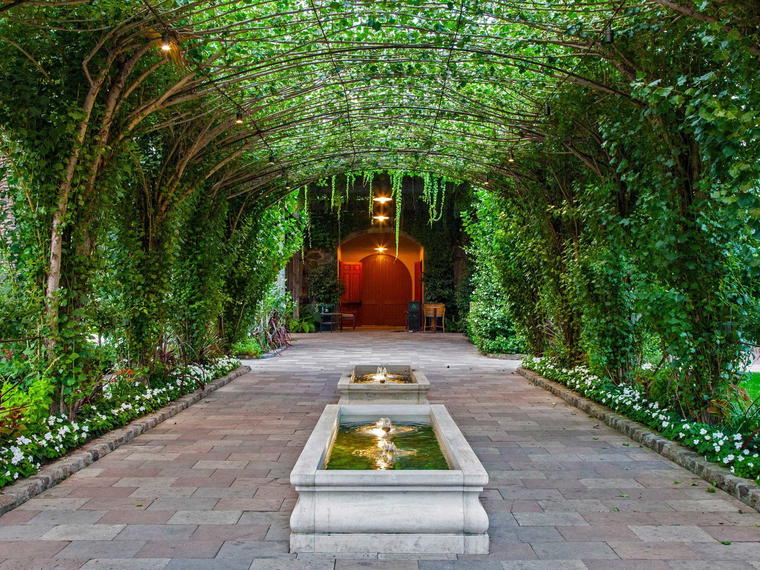 Caymus Vineyards, Rutherford, United States