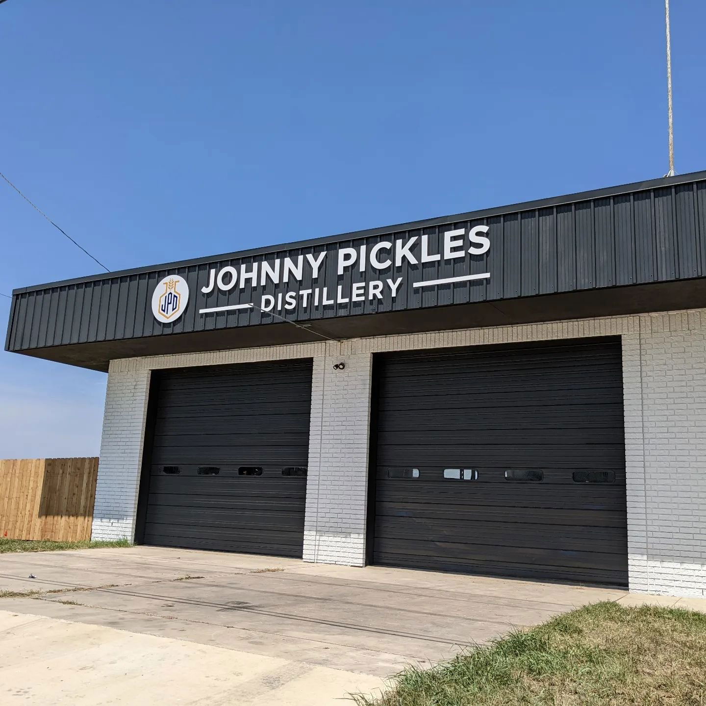 Johnny Pickles Distillery, Winery in Seguin